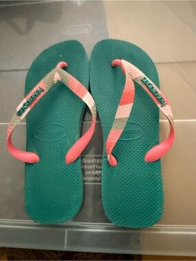 Havaianas Women's Green Flip Flops with Coral Accents Size 9